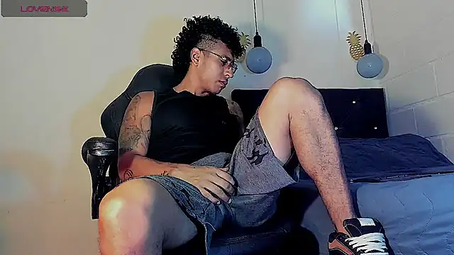 Snapshot of FuckHardlove chatting on 03.13.25 FuckHardlove online show from 03.13.25
