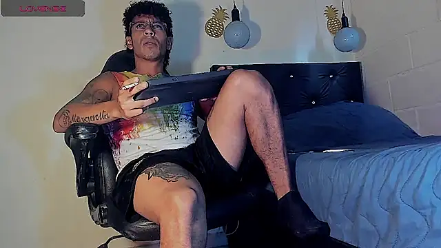 Snapshot of FuckHardlove chatting on 03.19.25 FuckHardlove online show from 03.19.25