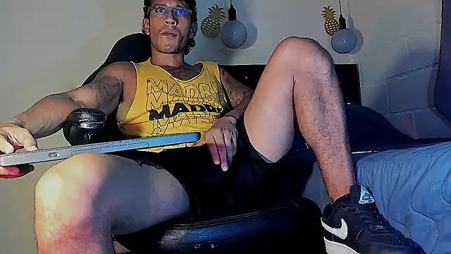 Snapshot of FuckHardlove chatting on 03.20.25 FuckHardlove online show from 03.20.25