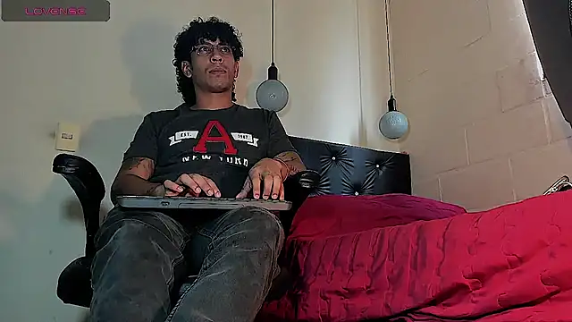 Snapshot of FuckHardlove chatting on 09.26.25 FuckHardlove online show from 09.26.25