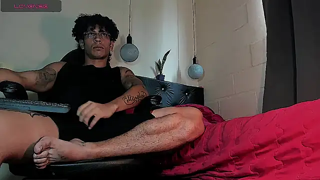 Snapshot of FuckHardlove chatting on 09.28.25 FuckHardlove online show from 09.28.25