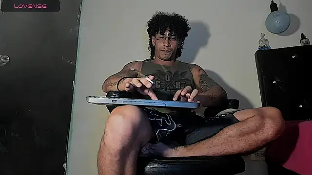 Snapshot of FuckHardlove chatting on 11.25.25 FuckHardlove online show from 11.25.25