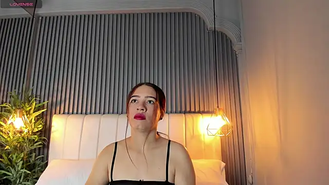 Snapshot of SaraRiley chatting on 11.10.25 SaraRiley online show from 11.10.25