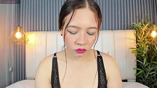 Snapshot of SaraRiley chatting on 11.27.25 SaraRiley online show from 11.27.25