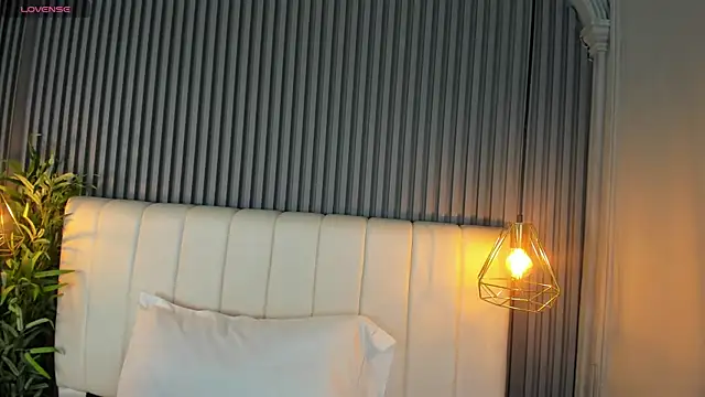 Snapshot of SaraRiley chatting on 12.01.25 SaraRiley online show from 12.01.25