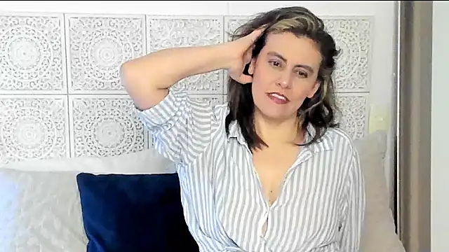 Snapshot of V_monse chatting on 01.22.25 V monse online show from 01.22.25