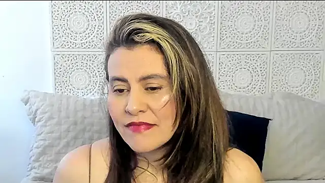 Snapshot of V_monse chatting on 01.26.25 V monse online show from 01.26.25