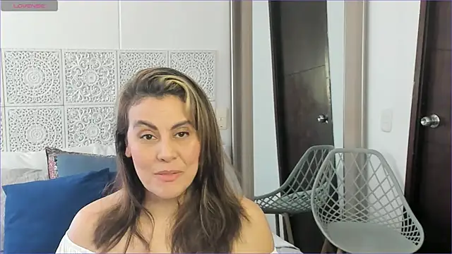 Snapshot of V_monse chatting on 02.15.25 V monse online show from 02.15.25