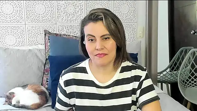 Snapshot of V_monse chatting on 02.24.25 V monse online show from 02.24.25