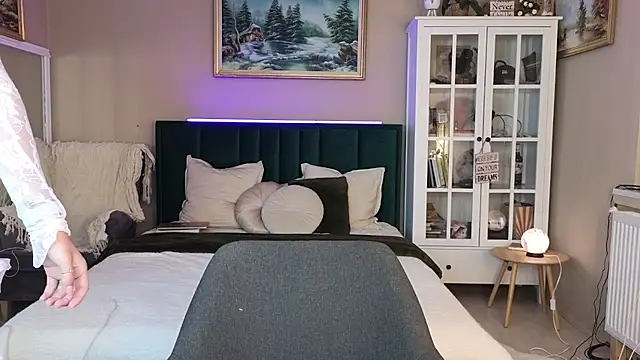 JoanneGG online show from 02.18.25