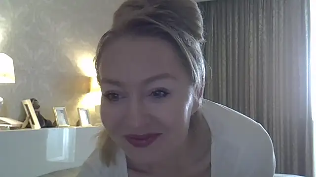 Snapshot of ZarinaSwift chatting on 10.14.25 ZarinaSwift online show from 10.14.25
