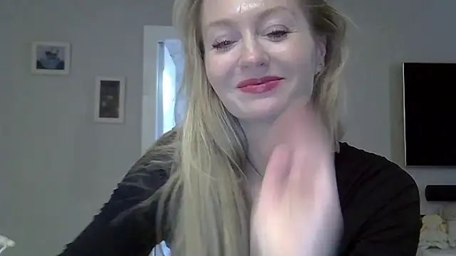 Snapshot of ZarinaSwift chatting on 10.18.25 ZarinaSwift online show from 10.18.25