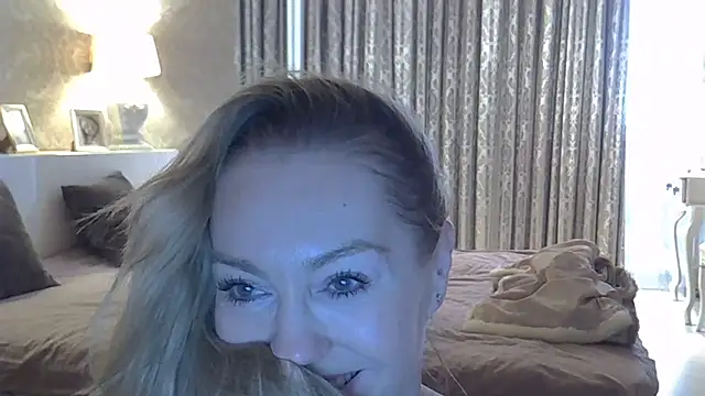 Snapshot of ZarinaSwift chatting on 10.19.25 ZarinaSwift online show from 10.19.25