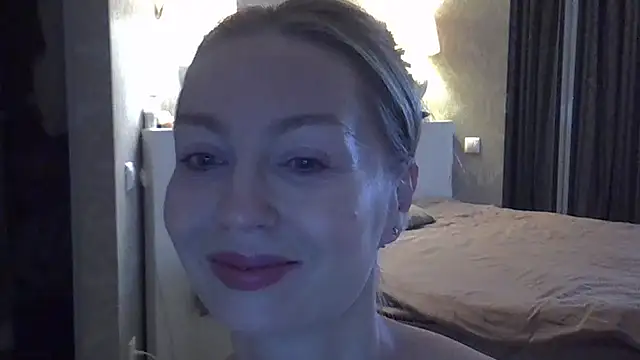 Snapshot of ZarinaSwift chatting on 10.22.25 ZarinaSwift online show from 10.22.25