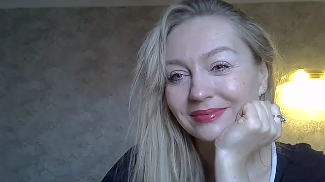 Snapshot of ZarinaSwift chatting on 10.28.25 ZarinaSwift online show from 10.28.25