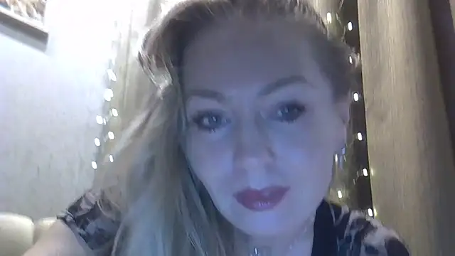 Snapshot of ZarinaSwift chatting on 11.20.25 ZarinaSwift online show from 11.20.25