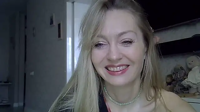 Snapshot of ZarinaSwift chatting on 11.24.25 ZarinaSwift online show from 11.24.25