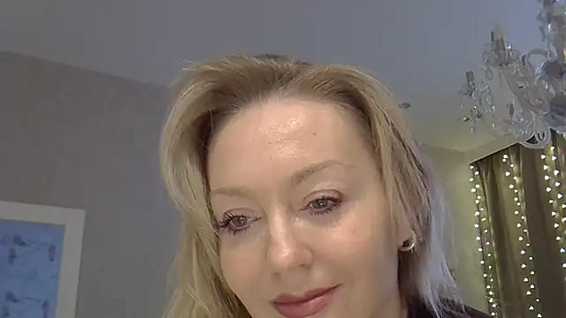 Snapshot of ZarinaSwift chatting on 12.15.25 ZarinaSwift online show from 12.15.25