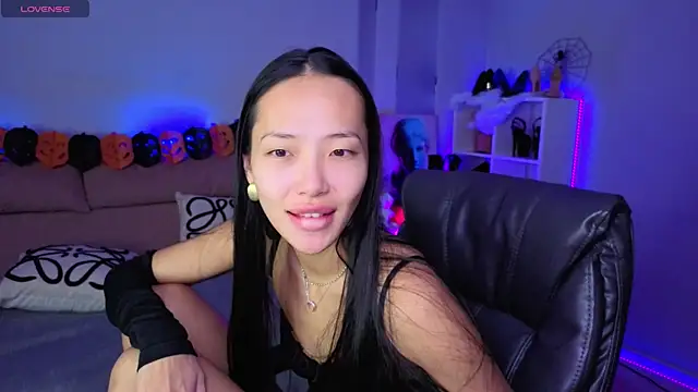 Snapshot of _MIURA_ chatting on 10.28.25 MIURA online show from 10.28.25