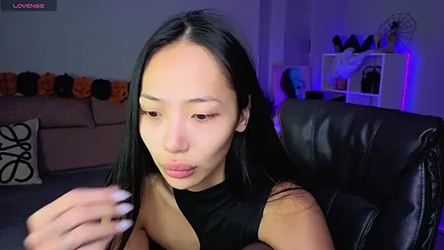 Snapshot of _MIURA_ chatting on 10.29.25 MIURA online show from 10.29.25