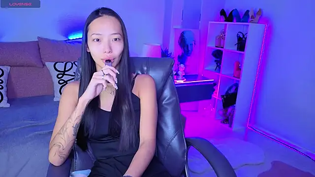 Snapshot of _MIURA_ chatting on 11.14.25 MIURA online show from 11.14.25