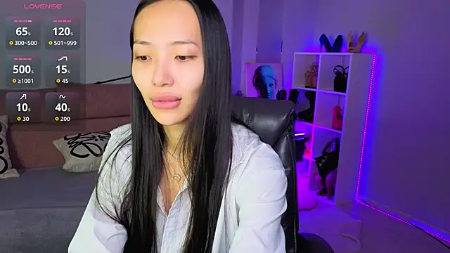 Snapshot of _MIURA_ chatting on 11.20.25 MIURA online show from 11.20.25