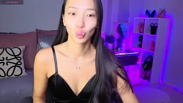 Snapshot of _MIURA_ chatting on 11.29.25 MIURA online show from 11.29.25