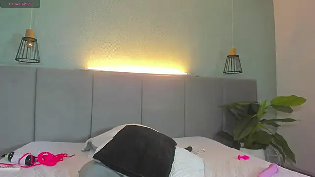 LiaVelez online show from 02.19.25