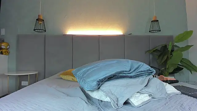 LiaVelez online show from 03.15.25