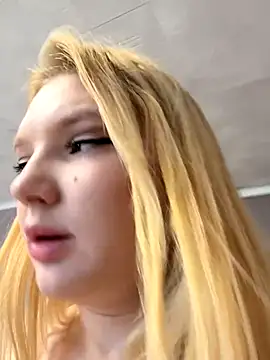 Snapshot of AmmyHot chatting on 10.23.25 AmmyHot online show from 10.23.25