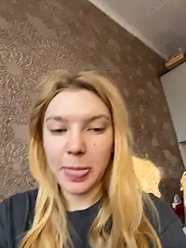 Snapshot of AmmyHot chatting on 11.28.25 AmmyHot online show from 11.28.25