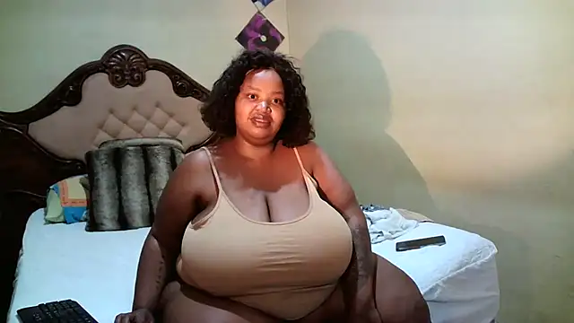 Snapshot of HOTBIGMELONSxx chatting on 06.09.26 HOTBIGMELONSxx online show from 06.09.26
