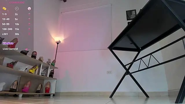 Snapshot of violettastrada chatting on 01.11.25 violettastrada online show from 01.11.25