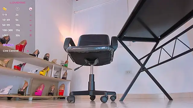 Snapshot of violettastrada chatting on 01.18.25 violettastrada online show from 01.18.25