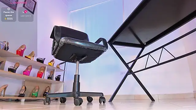 Snapshot of violettastrada chatting on 02.15.25 violettastrada online show from 02.15.25