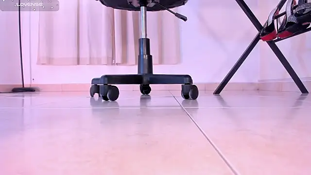 Snapshot of violettastrada chatting on 09.22.25 violettastrada online show from 09.22.25