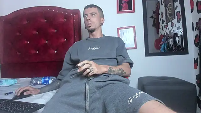 Snapshot of Aaron_BigDickxxx chatting on 01.31.25 Aaron BigDickxxx online show from 01.31.25