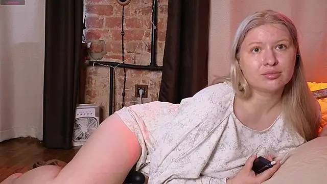 Snapshot of helen_frogg chatting on 05.16.26 helen frogg online show from 05.16.26