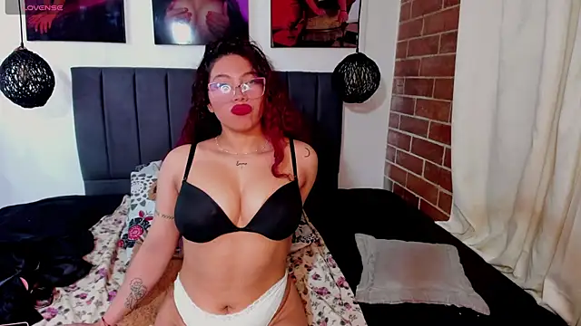 Snapshot of kyliejenner_hot chatting on 09.22.25 kyliejenner hot online show from 09.22.25