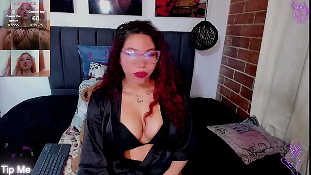 Snapshot of kyliejenner_hot chatting on 10.10.25 kyliejenner hot online show from 10.10.25