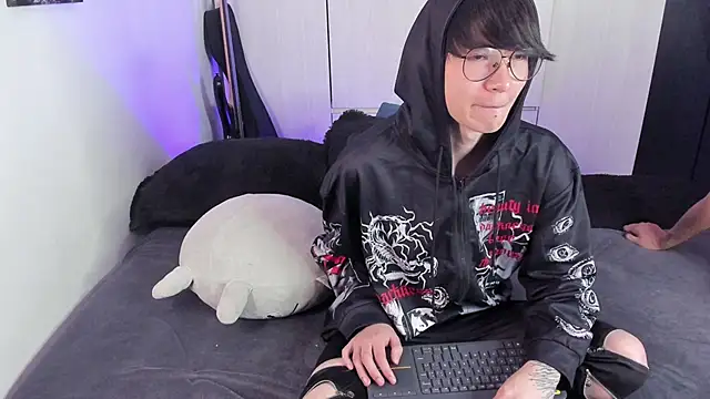 Snapshot of Aventure_Twinks chatting on 12.24.24 Aventure Twinks online show from 12.24.24