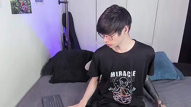 Snapshot of Aventure_Twinks chatting on 01.21.25 Aventure Twinks online show from 01.21.25