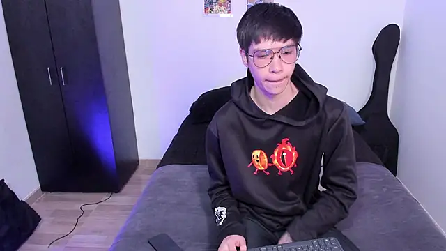 Snapshot of Aventure_Twinks chatting on 02.25.25 Aventure Twinks online show from 02.25.25