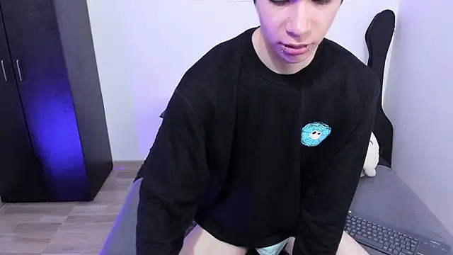Snapshot of Aventure_Twinks chatting on 03.18.25 Aventure Twinks online show from 03.18.25