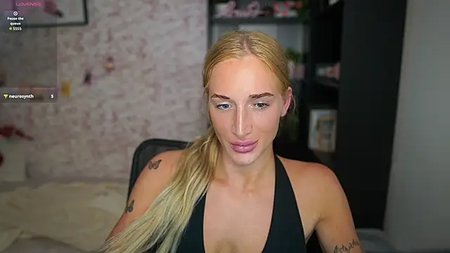 Nicolette  Shea  online show from 02.04.26