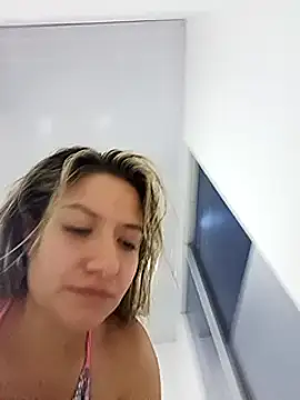 Snapshot of valeriahunter1 chatting on 01.11.25 valeriahunter1 online show from 01.11.25