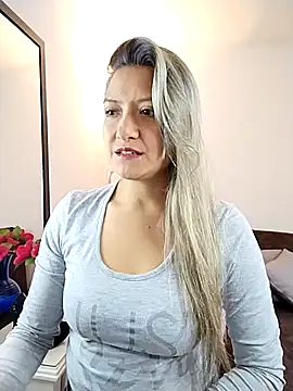 Snapshot of valeriahunter1 chatting on 11.05.25 valeriahunter1 online show from 11.05.25