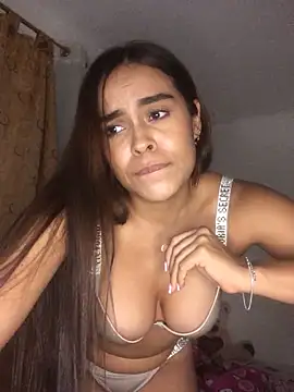 Snapshot of JuanaSimons chatting on 10.04.25 JuanaSimons online show from 10.04.25