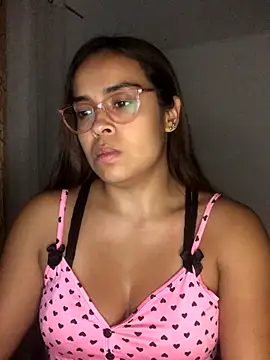 Snapshot of JuanaSimons chatting on 10.31.25 JuanaSimons online show from 10.31.25