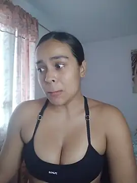 Snapshot of JuanaSimons chatting on 11.30.25 JuanaSimons online show from 11.30.25